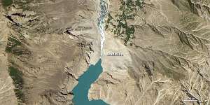 В январе 2010 года обвал на севере Пакистана заблокировал одну из рек. Если эта естественная плотина прорвётся, воды временного озера снесут мосты и затопят людей ниже по течению. (Изображение Jesse Allen, Robert Simmon / NASA Earth Observatory.)
