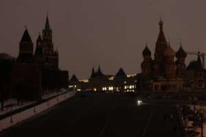  Васильевский спуск и Покровский собор без подсветки вечером 23 марта 2013 года. Фото: Михаил Воскресенский / Reuters