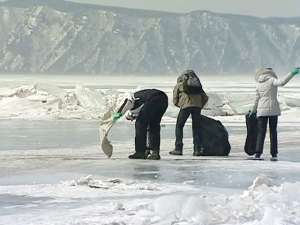 Добровольцы вышли на расчистку Байкала. Фото: Вести.Ru