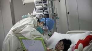 Девочка, инфицированная вирусом H7N9 - в госпитале Пекина. Снимок сделан в апреле 2013 г. 