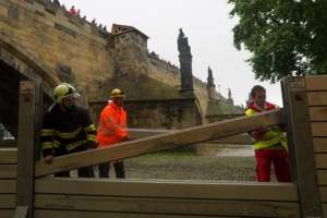  Установка барьера для защиты от наводнения в Праге Фото: Michal Cizek / AFP