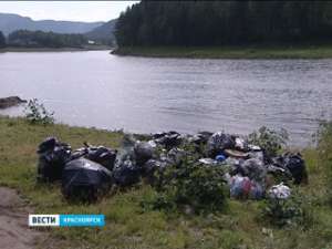 Школьники убрали мусор на берегах Енисея. Фото: Вести.Ru