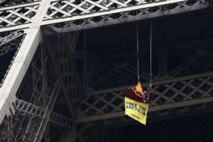 Акция на Эйфелевой башне Фото: Thomas Samson / AFP