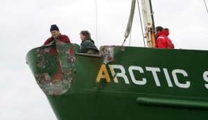Еще девятерых активистов Arctic Sunrise обвинили в хулиганстве. Фото EPA с сайта &quot;Голос России&quot;