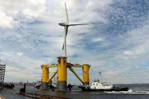 Три частично затопленных циклопических стальных поплавка в 32 м высотой каждый, лопасти диаметром 80 м — так выглядит первая плавающая коммерческая ветряная турбина в Азии, построенная Hitachi этим летом. 