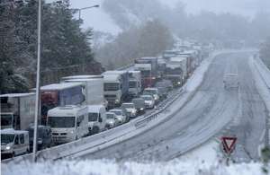 Сотни автомобилистов Франции стали заложниками снегопада. Фото AP с сайта &quot;Голос России&quot;