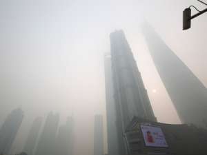 Густой туман, на этой неделе окутавший плотной пеленой Шанхай, по прогнозам, сохранится и в выходные дни. Фото: Reuters