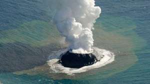 Остров, возникший при извержении подводного вулкана. Фото: http://www.pravda.ru