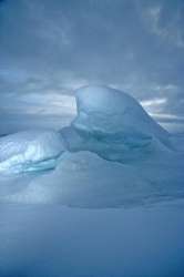 Атмосферные частицы, которые ранее считались бесполезными для формирования ледяных кристаллов, могут быть создателями арктических снегов, говорят ученые Мичиганского технологического университета. Эти зловещие облака над Северным Ледовитым океаном были сфотографированы к северу от России. (Фото: NOAA Climate Program Office, NABOS 2006 Expedition)