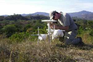 Эндрю Ньюман за установкой GPS-оборудования на полуострове Никоя в Коста-Рике в 2010 году. Фото: Lujia Feng