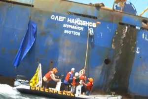 Активисты Greenpeace у борта траулера «Олег Найденов» в 2012 году Кадр: видео YouTube