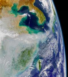 Спутниковый снимок демонстрирует огромные облака загрязнения воздуха скраю слева. Япония находится справа. (Фото: JPL / NASA)