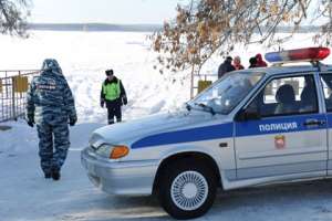 Сотрудники полиции возле места падения метеорита на озере Чебаркуль. Фото с сайта Lenta.ru 