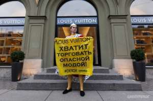 Акция у магазина Louis Vuitton © Дмитрий Цыренщиков, Гринпис