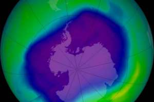 Озоновая дыра над Антрарктикой в «пиковом» 2006 году Изображение: NASA