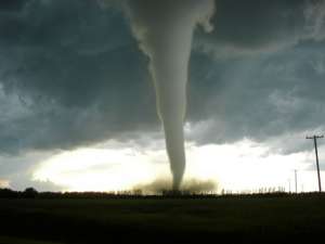 Торнадо образуются в результате слияния горячих и холодных воздушных масс (фото Justin Hobson/Wikimedia Commons). 