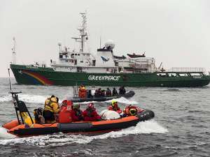Полиция Нидерландов задержала в четверг 30 активистов международной экологической Greenpeace, которые пытались помешать пришвартоваться в порту Роттердама российскому танкеру с арктической нефтью. Фото: Reuters