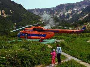 Российские ученые установили, что вертолетные экскурсии в Долину Гейзеров на Камчатке негативно сказываются на состоянии уникального природного комплекса. Фото с сайта newsru.com