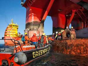 Спустя двое суток полиция Норвегии пресекла акцию Greenpeace на нефтедобывающей платформе Transocean Spitsbergen компании Statoil в Баренцевом море. Операция была проведена быстро и безопасно. Фото: Reuters