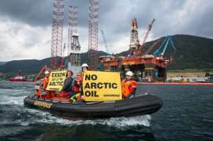 Платформа ExxonMobil готовится к отправке для бурения в российской Арктике. Фото: Greenpeace