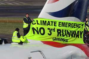 Акция «Гринпис» против авиаперелетов. Фото: Greenpeace / AP