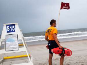 В Северной Каролине без пляжного досуга остались тысячи туристов Reuters