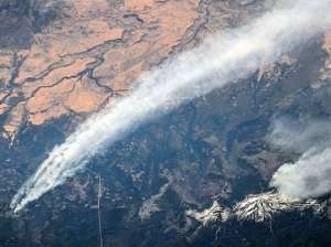 Российский космонавт сфотографировал катастрофические лесные пожары в США. Фото: lesvesti.ru