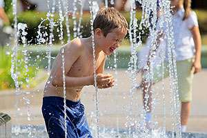 МЧС рекомендует в жаркую погоду особое внимание уделить детям. Фото: БЕЛТА