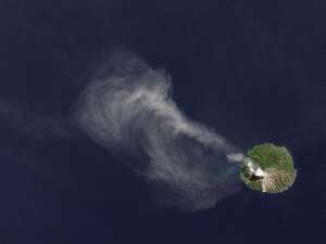 Извержение вулкана Палуве (Paluweh) в Индонезии 29 апреля 2013 г. Фото: NASA 