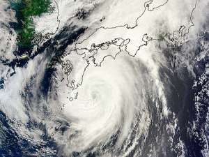 Проходя над Японией, &quot;Халонг&quot; ослаб до тропического шторма и продолжает свое движение на север в сторону Японского моря, свидетельствуют данные Главного метеорологического управления страны. Фото: Reuters