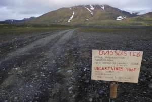  Предупреждающий знак на пути, ведущем к вулкану Бардарбунга. Фото:  ©Reuters