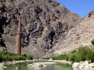 В Афганистане Джамский минарет, простоявший более 800 лет, может разрушиться, потому что власти не могут защитить его от наводнений. Фото: David C. Thomas