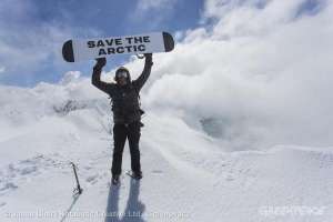 Волонтер Гринпис, сноубордист Курт Лин на вершине самого большого действующего вулкана в Новой Зеландии, Руапеху. Фото: Greenpeace