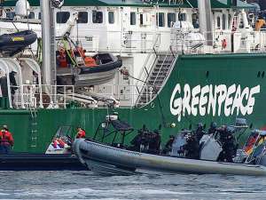 Международная природоохранная организация Greenpeace будет оштрафована, если попытается помешать &quot;Газпрому&quot; доставлять нефть в порт Роттердама. Фото: Reuters