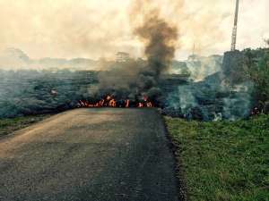 Жители поселка на Гавайских островах лишились своего имущества: лава вулкана Килауэа залила населенный пункт Пахоа, расположенный на востоке Большого острова. Фото: Reuters
