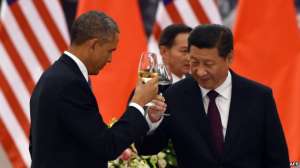 Китай - Президент США Барак Обама (слева) и председатель КНР Си Цзиньпин поднимают тост на обеде в Большом зале народных собраний в Пекине, 12 ноября 2014. Фото: AFP