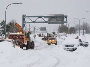 Спасательную операцию затрудняет то, что после снегопада многие дороги заблокирован. Фото: Reuters