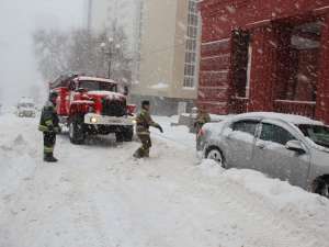 Администрация Хабаровска ввела режим ЧС из-за бушующего вторые сутки снежного циклона. Фото: 27.mchs.gov.ru