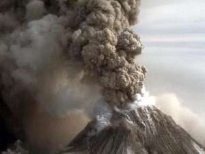 Два пепловых выброса вулкана Шивелуч на высоту от 5 до 9 км зафиксированы в субботу на Камчатке. Шивелуч - один из крупнейших вулканов региона fedpress.ru