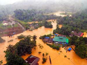 Синоптики прогнозируют дальнейшее ухудшение погоды, особенно на востоке страны. Данные наводнения власти уже назвали крупнейшими за последние 10 лет. Фото: Reuters
