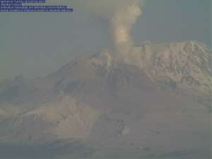 Над вулканом Шивелуч на Камчатке поднялся шестикилометровый столб пепла. Фото: kscnet.ru