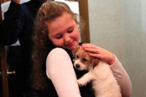 Валерия Фролова с щенком. Фото: sao.mos.ru