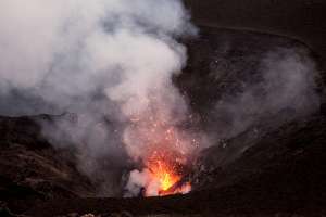 Извержение вулкана Ясоур. Фото Александра Волкова.