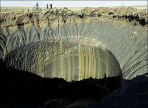 По словам геологов, внешний вид кратеров практически исключает все остальные версии, кроме гипотезы о метановых выбросах (фото Василия Богоявленского).