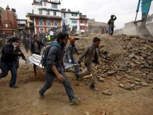 В Непале второй день продолжаются беспрецедентные спасательные работы на месте разрушительного землетрясения. Фото: Reuters
