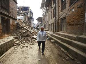 Жертвами катастрофического землетрясения в Непале, произошедшего 25 апреля, стали более семи тысяч человек, сообщает AP. Накануне было известно о 6,6 тысячи погибших. Фото: Reuters