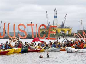 Сотни активистов экологической организации Greenpeace приняли участие в акции протеста в заливе Эллиотта около Сиэтла: они выплыли к ремонтируемой нефтяной платформе Royal Dutch Shell в знак протеста против планов компании по освоению шельфа в Арктике. Фото: Reuters