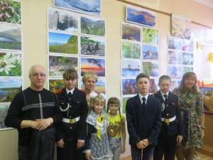 Представители школы №34 и гости выставки. Фото: Екатерины Кондратьевой