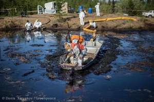 Активисты Гринпис убирают один из разливов нефти в республике Коми © Denis Sinyakov / Greenpeace
