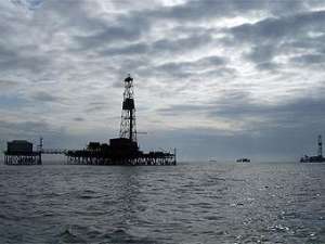Нефтедобыча на Каспийском море. Фото с сайта canadian-wellsite.com